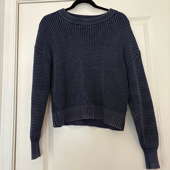 Old Navy Women’s Knitted Navy Blue Sweater - Picture 2 of 7